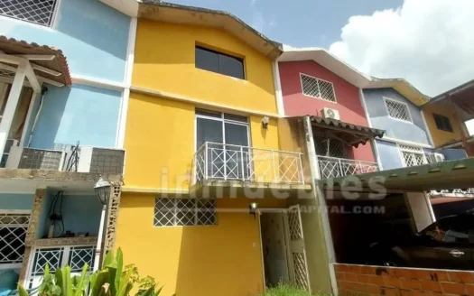 Townhouse de tres niveles ubicado en el Conjunto Residencial Valle de Chara, Charallave